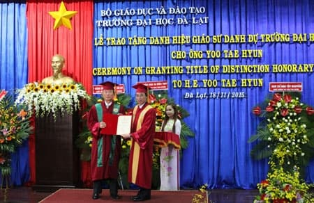 Trao bằng giáo sư danh dự cho cựu đại sứ Hàn Quốc tại Việt Nam