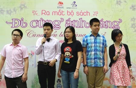 Ra mắt bộ truyện tranh “Đi cùng ánh sáng”
