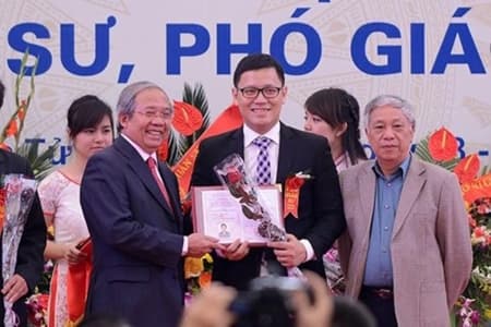 Phó giáo sư tuổi 30
