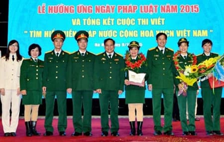 Nữ quân nhân “hai giỏi”