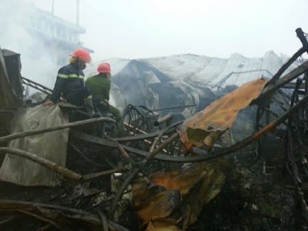 Cháy chợ Phủ Lý: Hàng trăm gian hàng hóa bị thiêu rụi