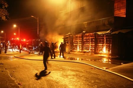 Hà Nam: Lửa bùng cháy dữ dội trong đêm tại chợ Phủ Lý