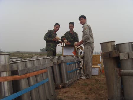 Đêm trắng của những người lính bắn pháo hoa bên sông Hồng