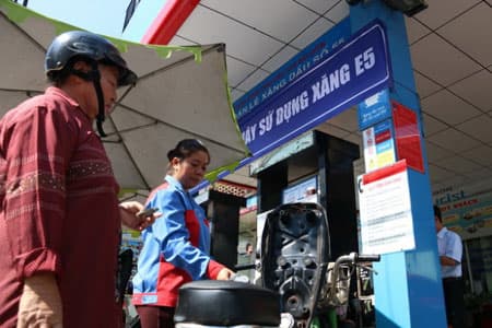 Giá xăng sinh học giảm còn 15.350 đồng/lít