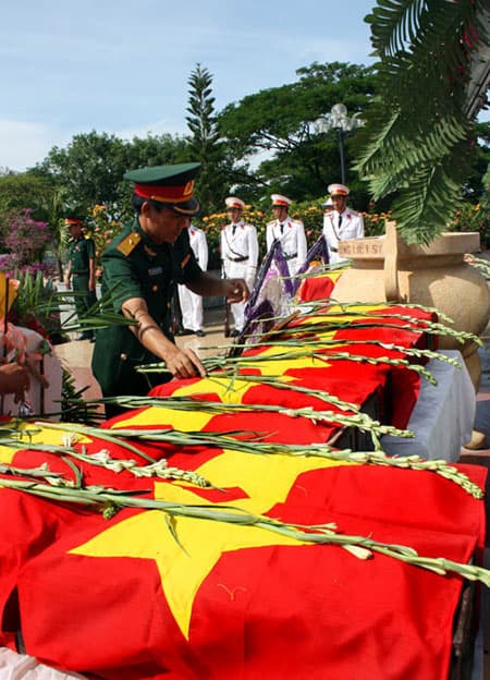 Tìm phần mộ của Đại đội trưởng Hoàng Ngọc Uyển