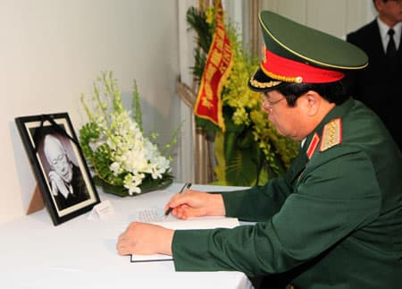 Đại tướng Phùng Quang Thanh ghi sổ tang chia buồn nguyên Thủ tướng Xin-ga-po Lý Quang Diệu từ trần