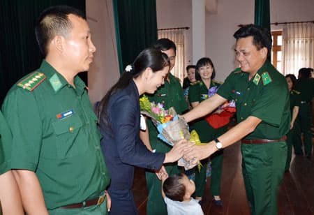 Trao quà hỗ trợ cho các gia đình quân nhân hiếm muộn