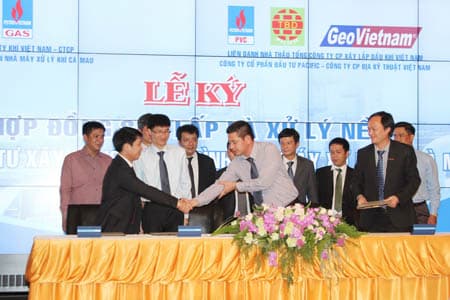 Ký kết hợp đồng gói thầu “San lấp và xử lý nền” thuộc Dự án Nhà máy xử lý Khí Cà Mau