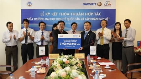 Bảo Việt tài trợ 5 tỷ đồng học bổng cho sinh viên nghèo vượt khó