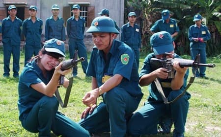 Nữ chiến sĩ "sao vuông" vượt khó