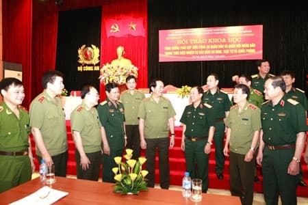 Sát cánh cả trong thời chiến và thời bình