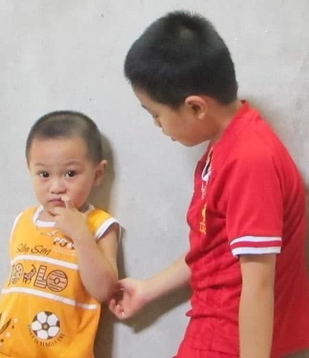 "Anh phải nhường em chứ!"