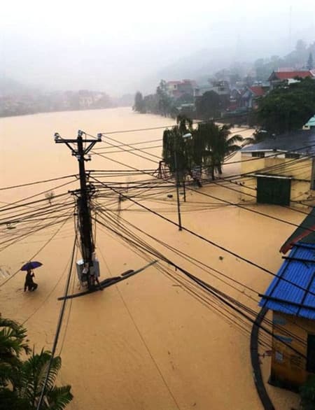 Mưa lớn kéo dài, thành phố Hạ Long và Cẩm Phả tạm thời bị chia cắt về giao thông