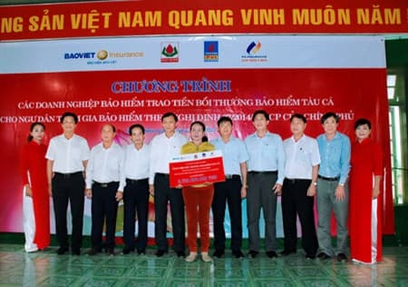 Trao 2,7 tỷ đồng bảo hiểm tàu cá gặp nạn cho ngư dân Quảng Ngãi