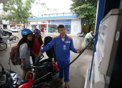Giá xăng tiếp tục giảm 768 đồng/lít