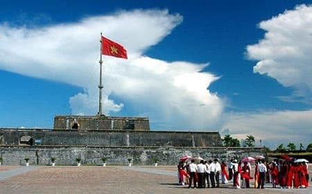 Những người treo cờ trên kỳ đài Huế