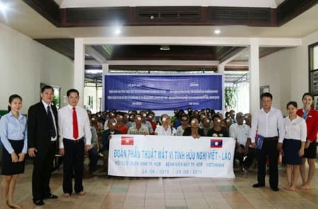 VietinBank tài trợ mổ mắt miễn phí cho Cựu chiến binh Lào