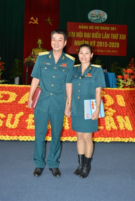 Vợ chồng cùng thi đua
