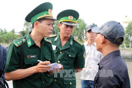 Đưa thi thể 2 ngư dân vào bờ
