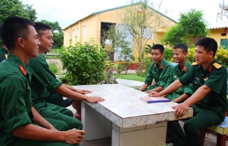 Chăm lo “cái gốc” ở Trung đoàn 18