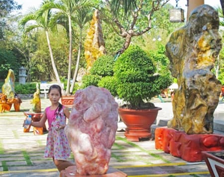 Triển lãm đá bán quý tại Văn Miếu Trấn Biên