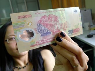 Cách nhận biết tiền giả polymer 200.000 đồng