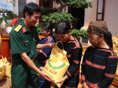 Hỗ trợ gạo, khám bệnh, cấp thuốc cho nhân dân