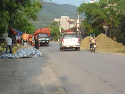 Phơi nông sản gây cản trở giao thông