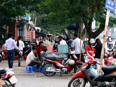 Hè đường Hoàng Quốc Việt thành nơi ăn uống