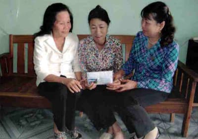 Nuôi lợn giúp người nghèo ở khu phố 6