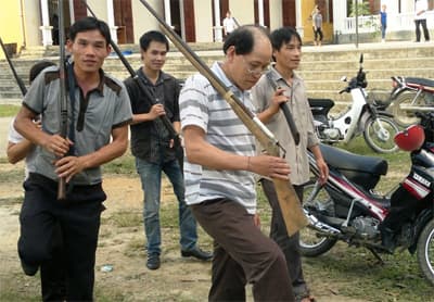 Giao nộp 42 khẩu súng