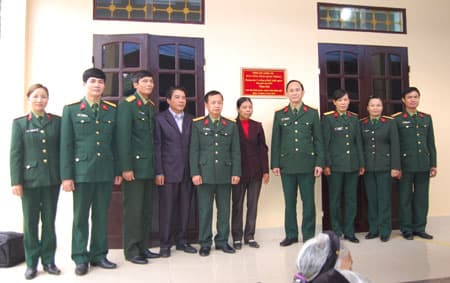 Trao nhà “Mái ấm công đoàn, nghĩa tình đồng đội”