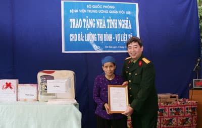 Trao nhà tình nghĩa tặng đối tượng chính sách