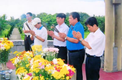 Còn người, còn chốt