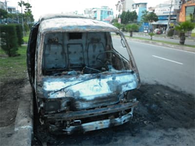 Xe gắn máy và ô tô bốc cháy do va chạm