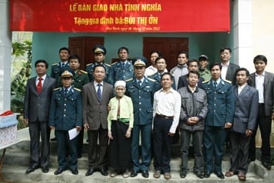 Trao tặng nhà tình nghĩa cho gia đình liệt sĩ