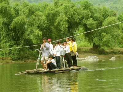 Học sinh Sơn Ba "đu dây vượt sông" đến lớp