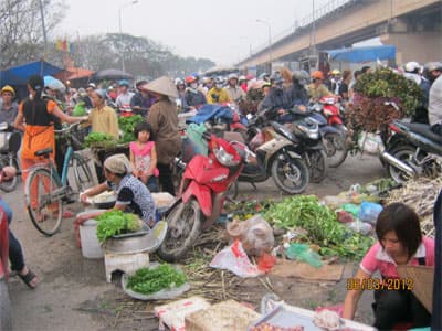 Lộn xộn dưới chân cầu Thăng Long
