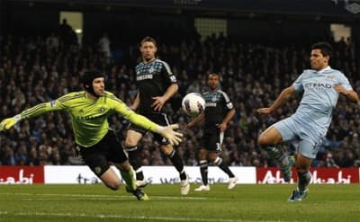 Vượt qua Chelsea, Man City bám sát M.U