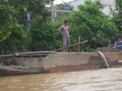 Rút ruột sông Tiền