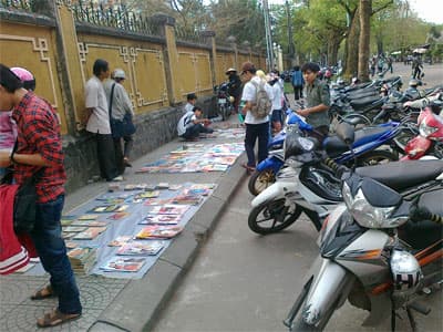 Lề đường với sách cũ