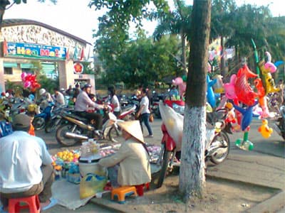 Hàng rong trước cổng trường mẫu giáo