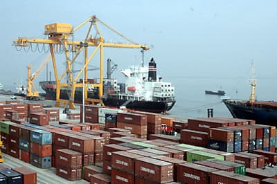 Nhập siêu ở  mức thấp nhất so với cùng kỳ nhiều năm gần đây