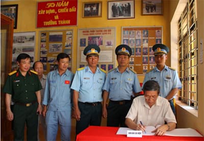 Đồng chí Đinh Thế Huynh thăm Trung đoàn 910, Trường Sĩ quan Không quân