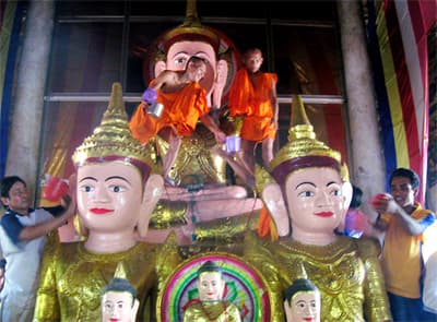 Tắm tượng Phật trong Tết Chôl Chnam Thmây