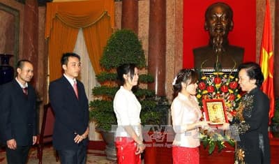 Phó chủ tịch nước Nguyễn Thị Doan tiếp Đoàn đại biểu lưu học sinh Lào