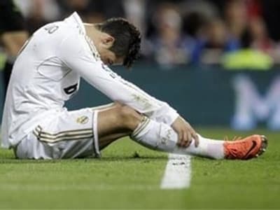 Bất lực ở Bernabeu, Real chỉ còn hơn Barca 4 điểm