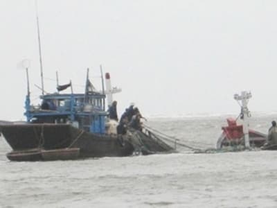 Cứu 4 ngư dân trong một gia đình khỏi bị chìm tàu