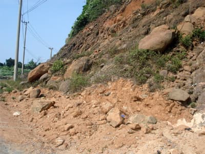 Đá “treo” lơ lửng trên đầu