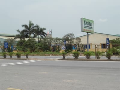 Dải phân cách bị phá